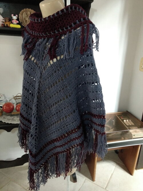 PONCHO ADULTO EM CROCHÊ COM GOLÃO TAMANHO ÚNICO