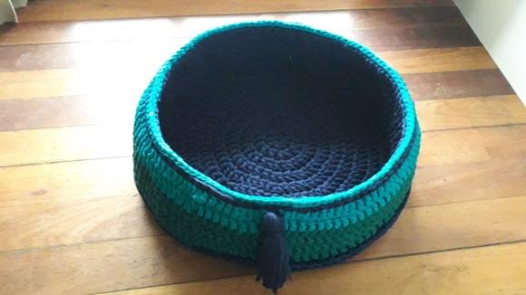 Cama para pet de crochê azul e verde