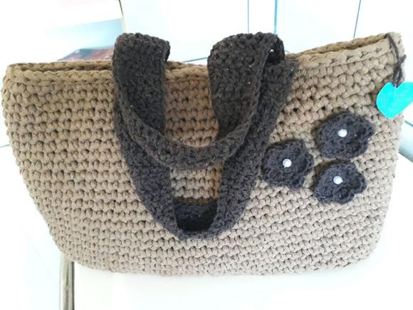 Bolsa na cor palha de crochê feitas com fio de malha