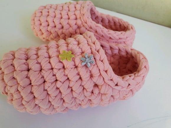 Pantufas rosa de crochê infantil