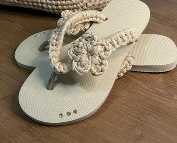 Chinelos com Decoração de Malha