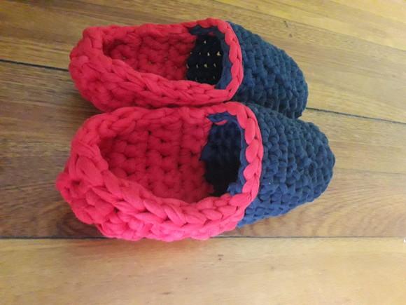 Pantufas de crochê vermelha com azul