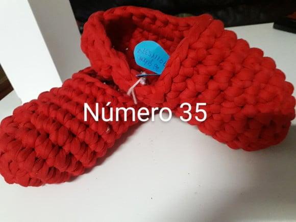 Pantufas vermelhas fofinhas e quentinhas