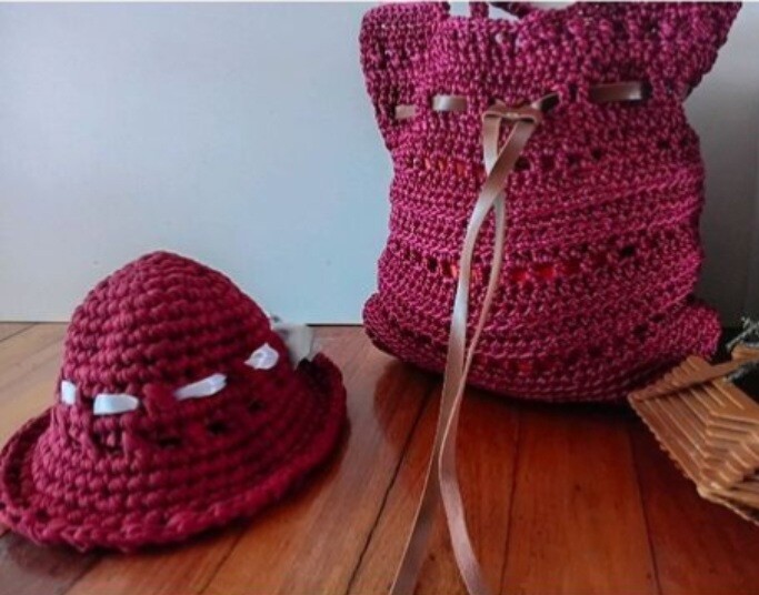 Bolsa e chapéu de praia na cor vinho