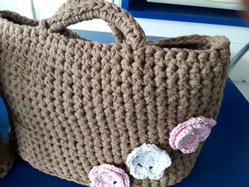 Bolsa na Cor Palha de Crochê com Fio de Malha