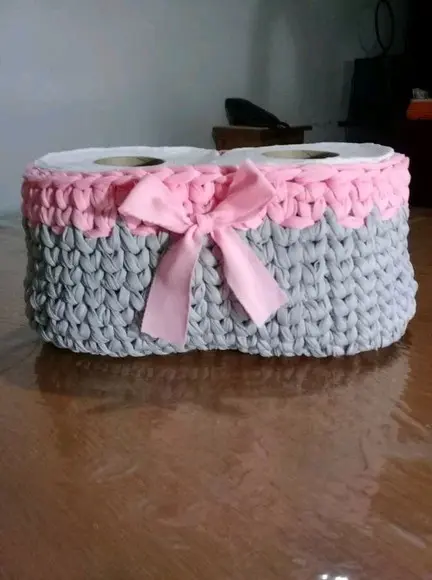 Porta papel higiênico cinza feito de crochê com fio de malha