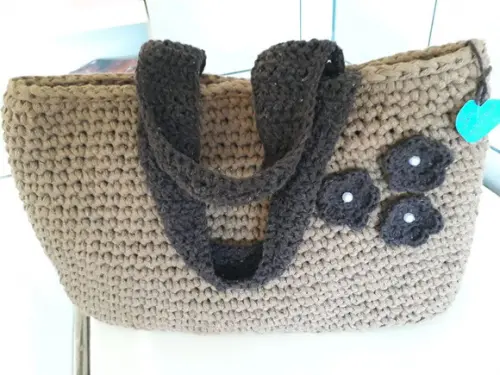Bolsa na cor palha de crochê feitas com fio de malha