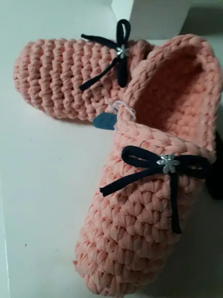 Pantufas de crochê rosa feminino