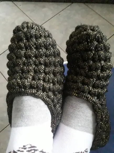 Pantufas cinza,feitas de fio de malhas