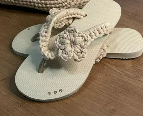 Chinelos com Decoração de Malha