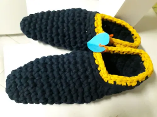 Pantufas azul com detalhes amarelo masculina