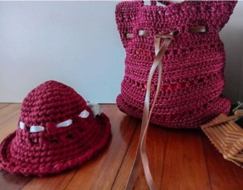 Bolsa e chapéu de praia na cor vinho
