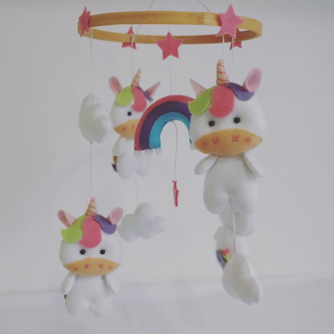 Móbile de Berço – Unicórnios, Arco-íris, Nuvens e Estrelas