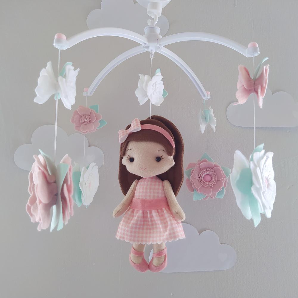 Móbile Musical Boneca Menininha e Flores Branco e Rosa