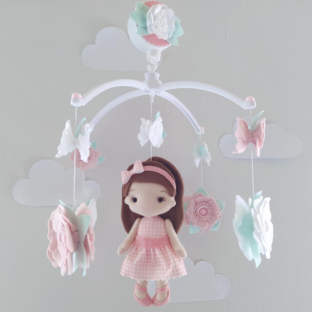 Móbile Musical Boneca Menininha e Flores Branco e Rosa