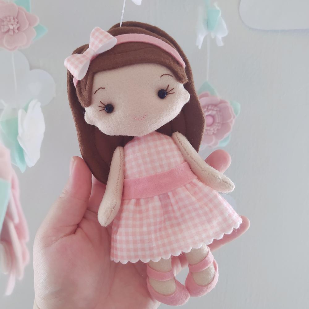 Móbile Musical Boneca Menininha e Flores Branco e Rosa