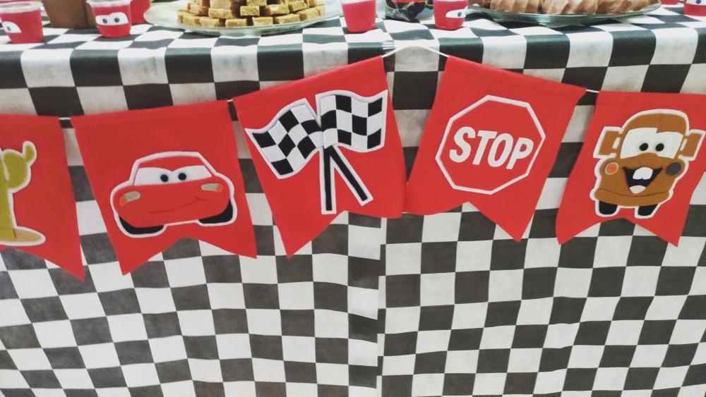 Varal de Bandeirolas de Feltro – Carros (peça Única)