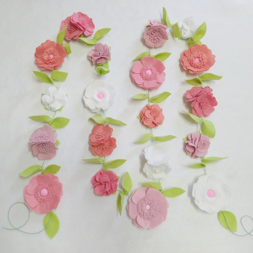 Varal ou Cordão de Flores de Feltro - Tons de Rosa e Branco