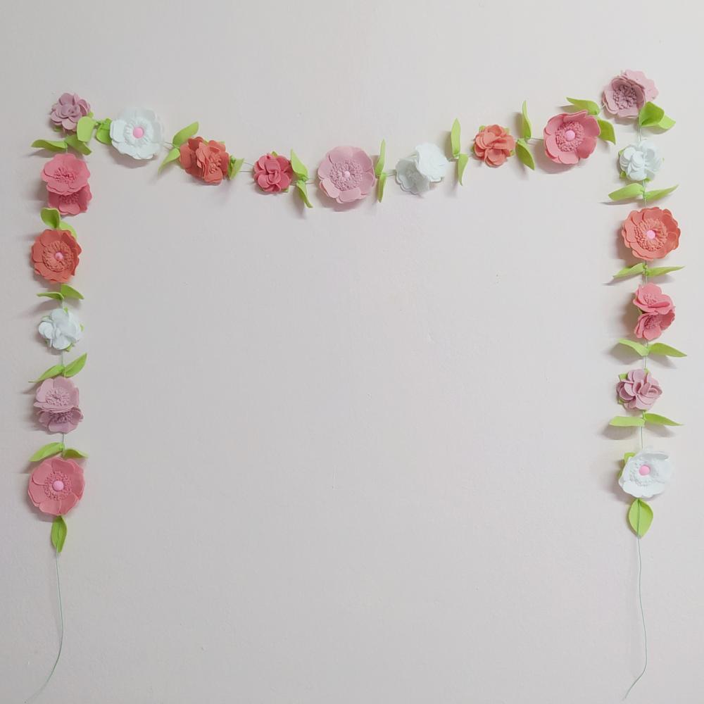 Varal ou Cordão de Flores de Feltro - Tons de Rosa e Branco