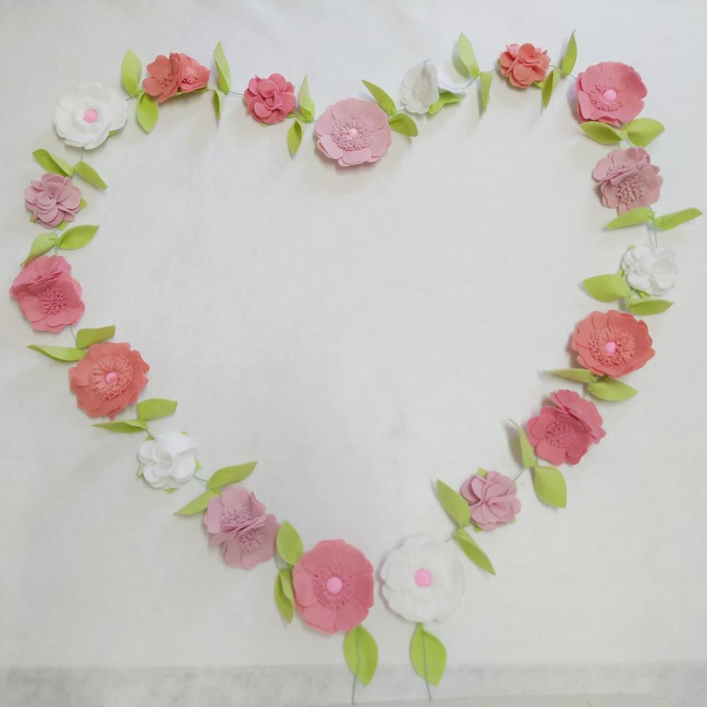 Varal ou Cordão de Flores de Feltro - Tons de Rosa e Branco