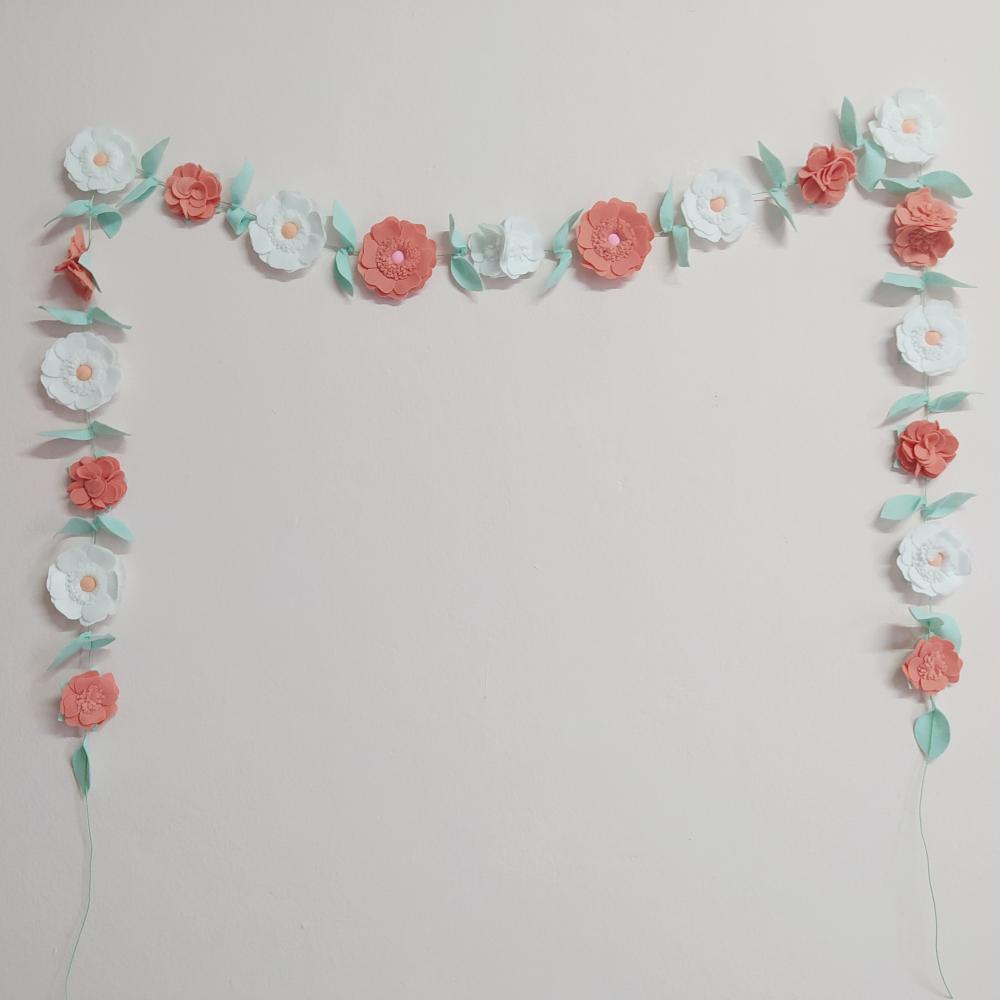 Varal ou Cordão de Flores de Feltro - Pêssego e Branco