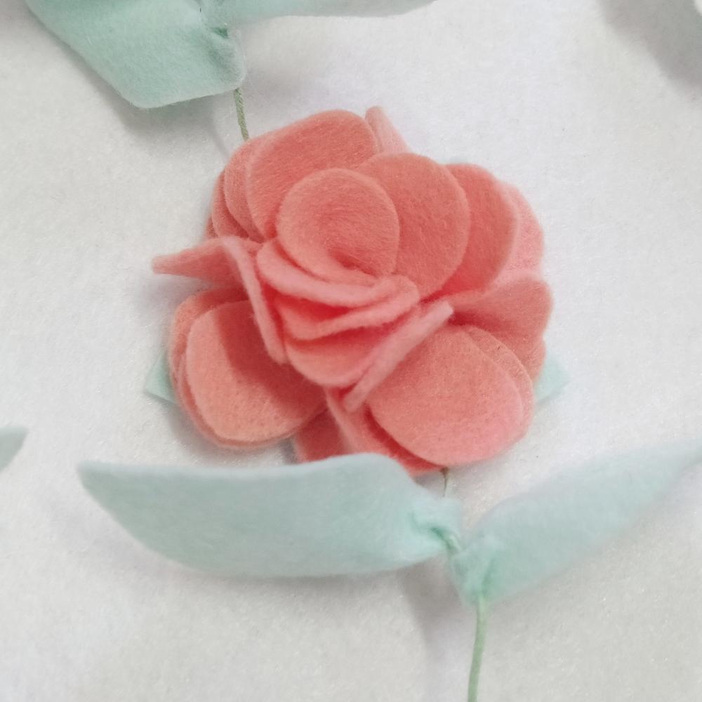 Varal ou Cordão de Flores de Feltro - Pêssego e Branco