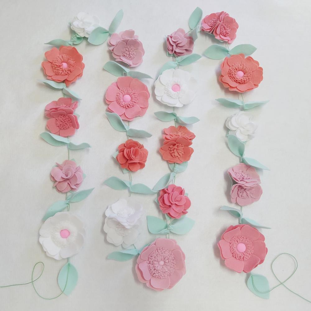 Varal ou Cordão de Flores de Feltro - Tons de Rosa e Branco