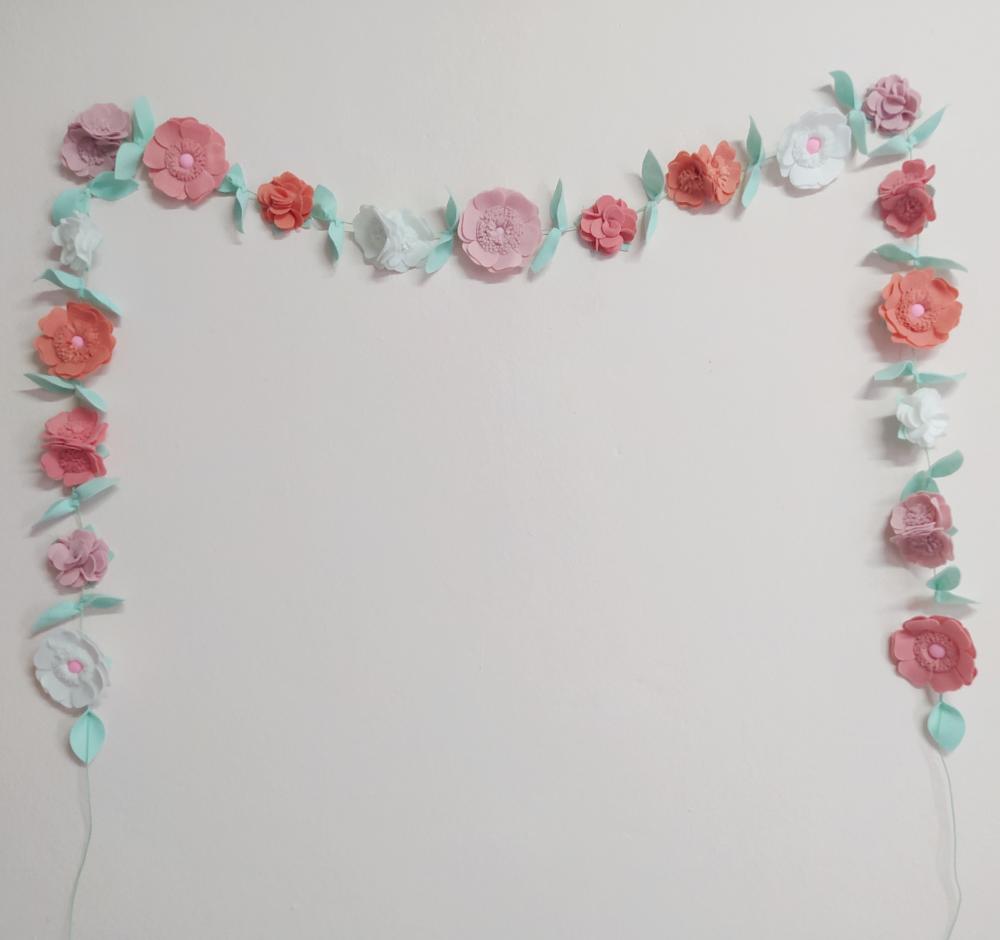 Varal ou Cordão de Flores de Feltro - Tons de Rosa e Branco