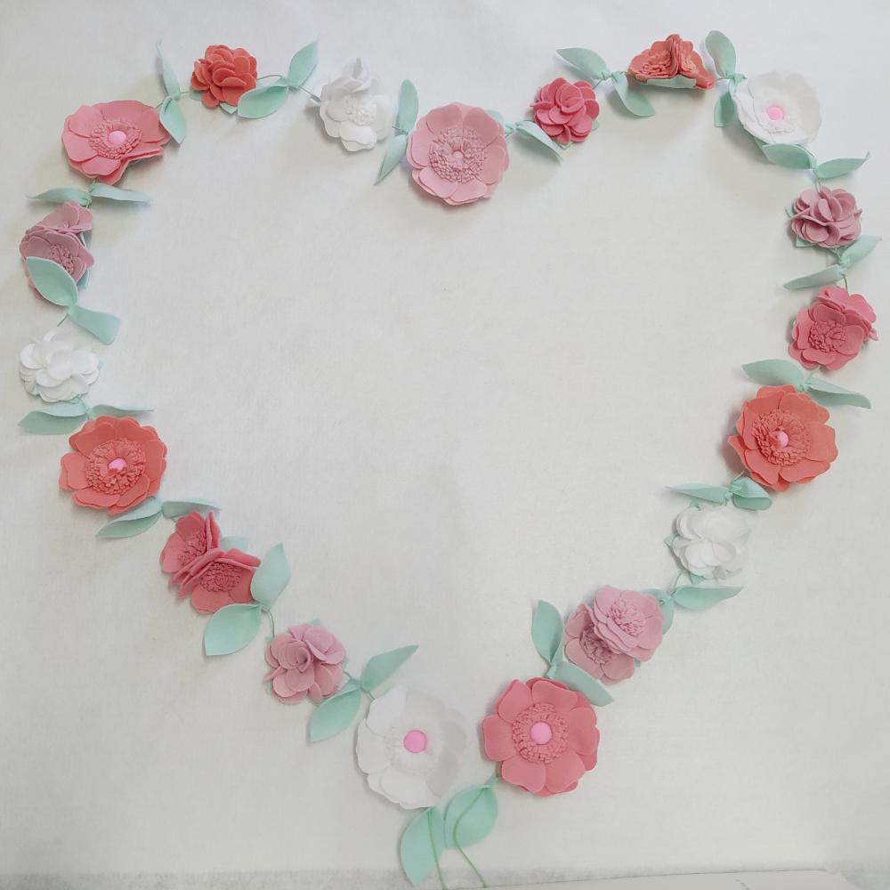 Varal ou Cordão de Flores de Feltro - Tons de Rosa e Branco
