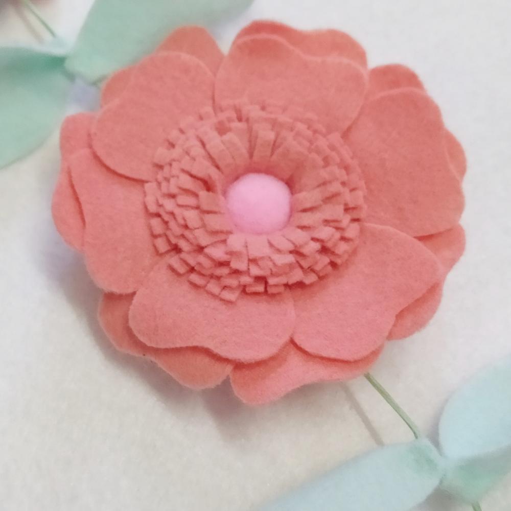 Varal ou Cordão de Flores de Feltro - Tons de Rosa e Branco