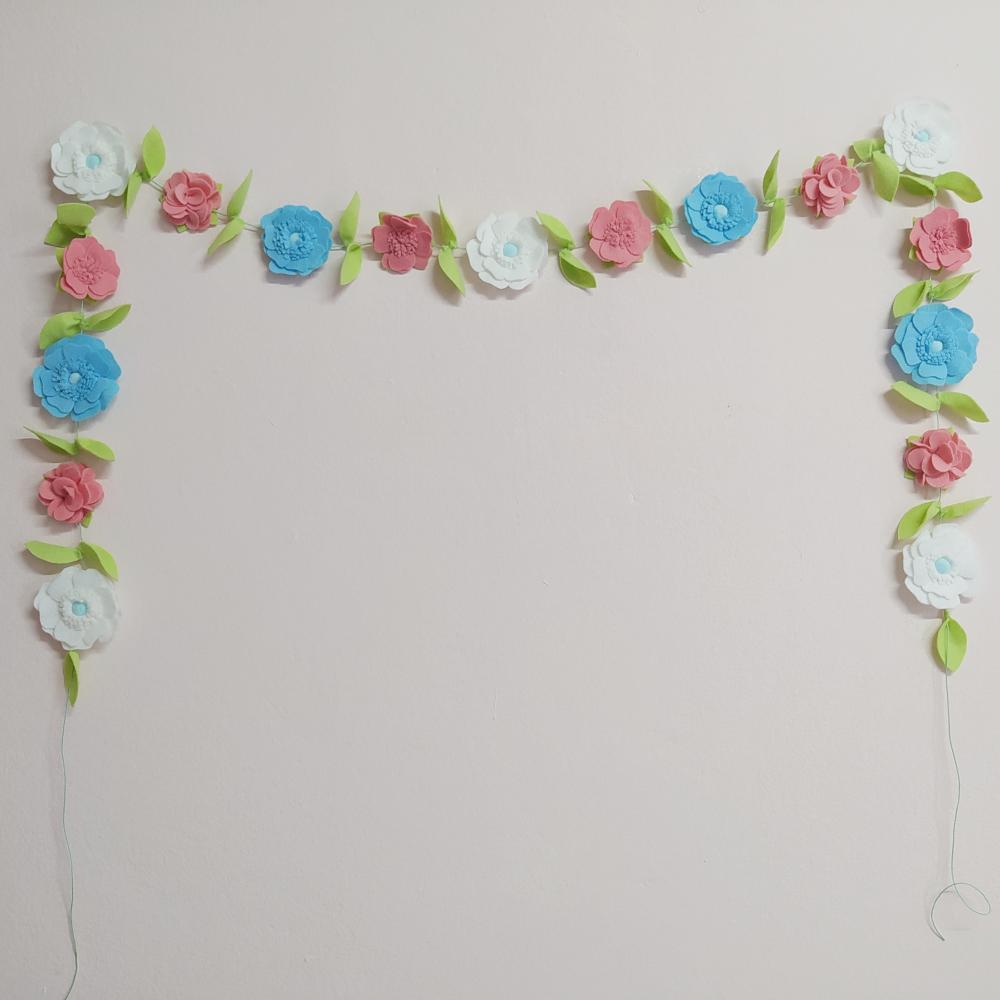 Varal ou Cordão de Flores de Feltro - Azul, Rosa e Branco