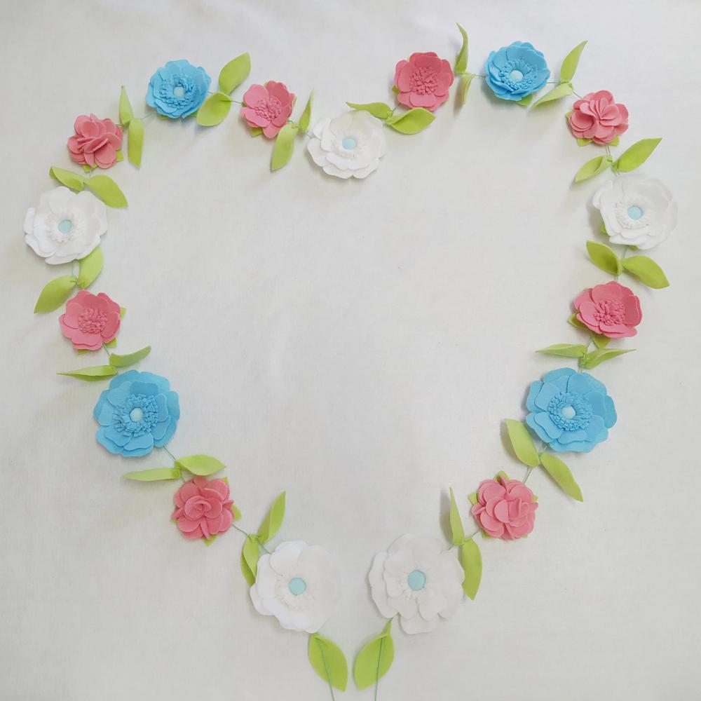 Varal ou Cordão de Flores de Feltro - Azul, Rosa e Branco