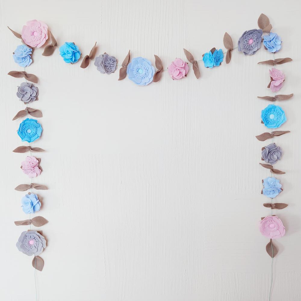 Varal ou Cordão de Flores de Feltro – Cinza, Rosa e Azul