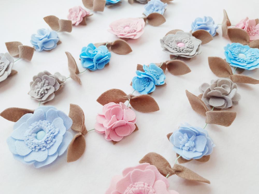 Varal ou Cordão de Flores de Feltro – Cinza, Rosa e Azul