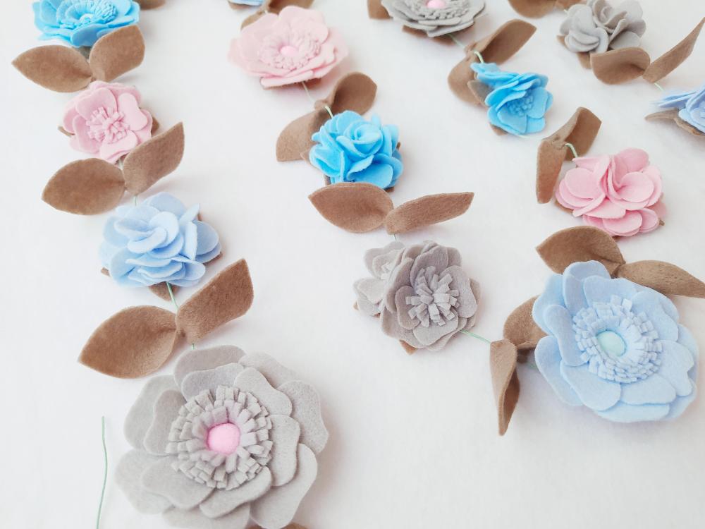 Varal ou Cordão de Flores de Feltro – Cinza, Rosa e Azul