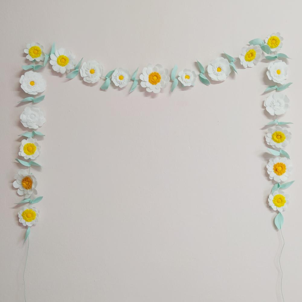 Varal ou Cordão de Flores de Feltro - Branco e Amarelo
