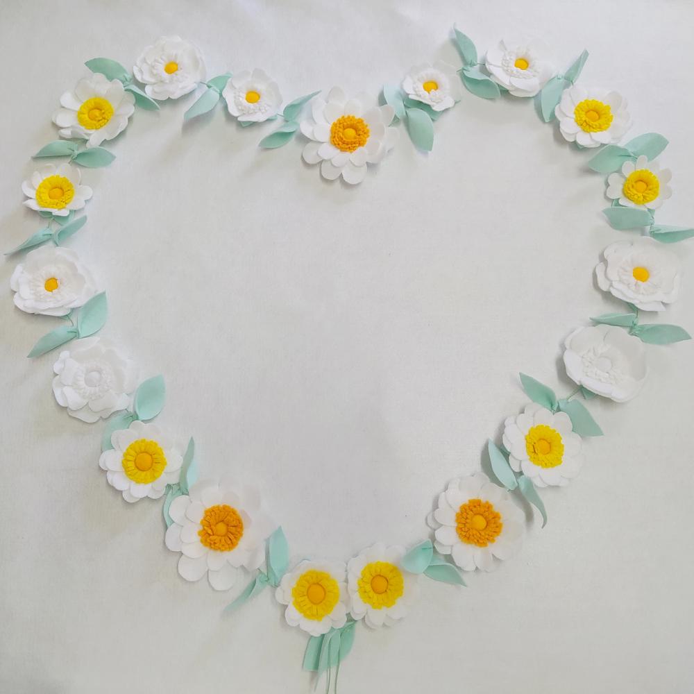 Varal ou Cordão de Flores de Feltro - Branco e Amarelo