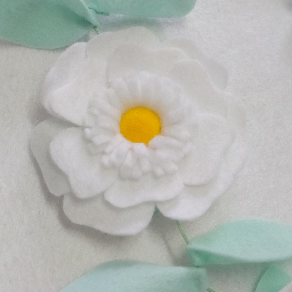 Varal ou Cordão de Flores de Feltro - Branco e Amarelo