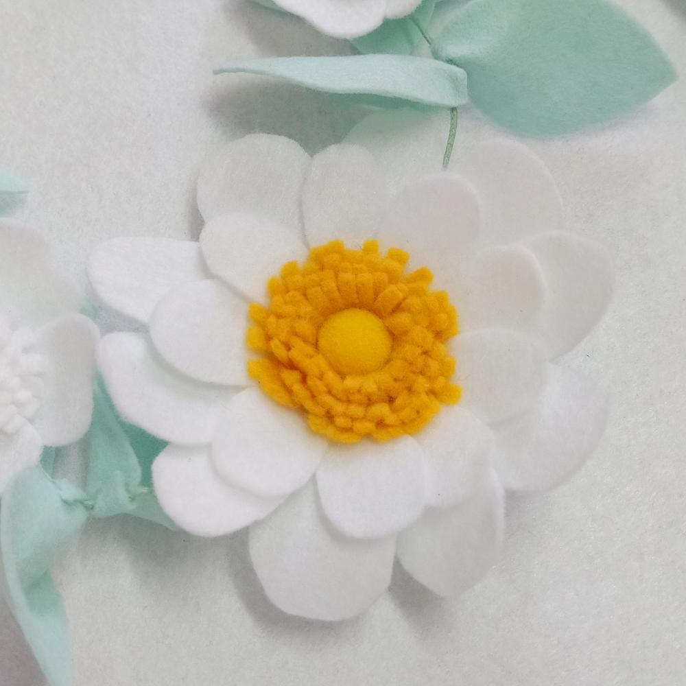 Varal ou Cordão de Flores de Feltro - Branco e Amarelo