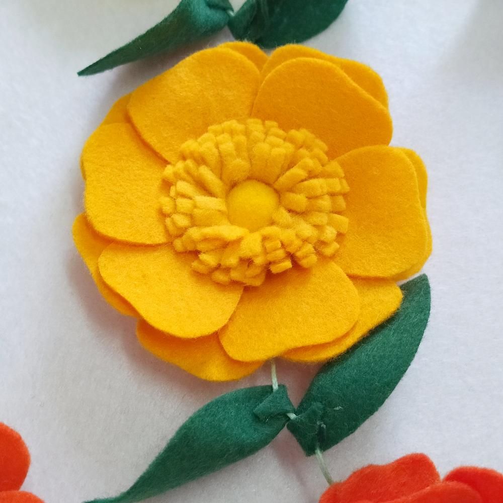 Varal ou Cordão de Flores de Feltro - Laranja e Amarelos