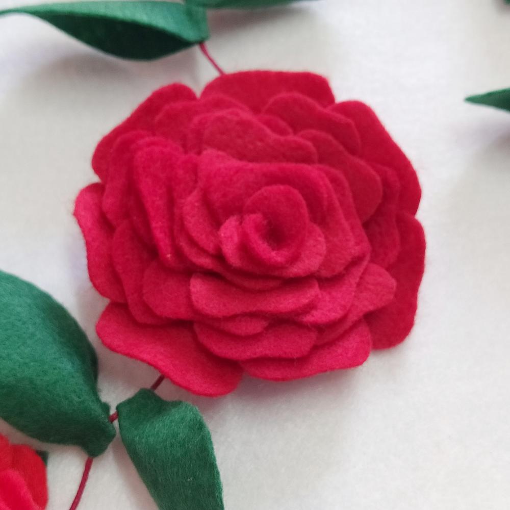 Varal ou Cordão de Flores de Feltro - Tons de Vermelhos 01