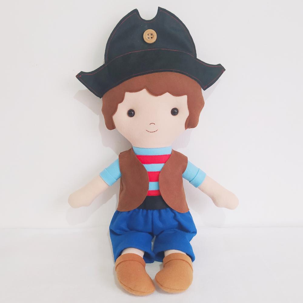 Boneco Pirata Fofo de Feltro – Tons de Azul, Marrom e Verm.