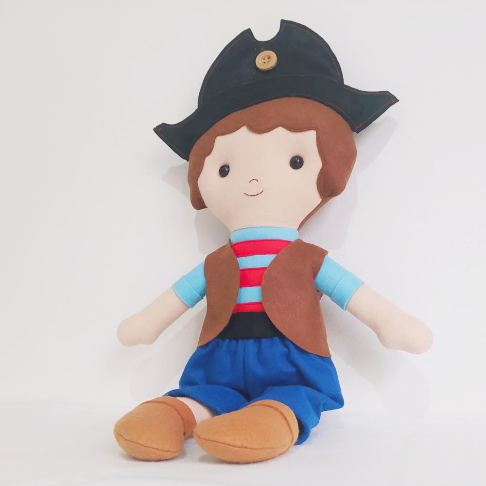 Boneco Pirata Fofo de Feltro – Tons de Azul, Marrom e Verm.