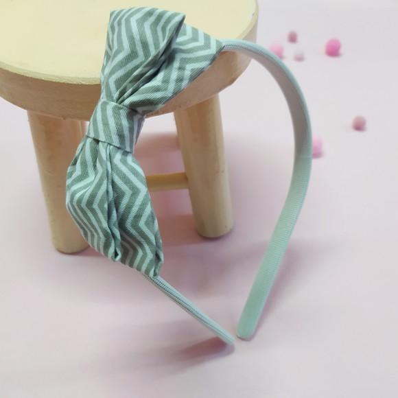 Tiara com Laço Borboleta Duplo Chevron Cinza e Branco