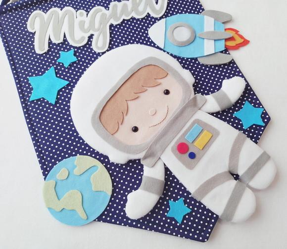Flâmula Porta de Maternidade Astronauta no Espaço - Miguel