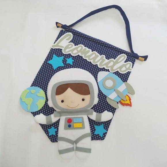 Flâmula Porta de Maternidade Astronauta no Espaço Leonardo