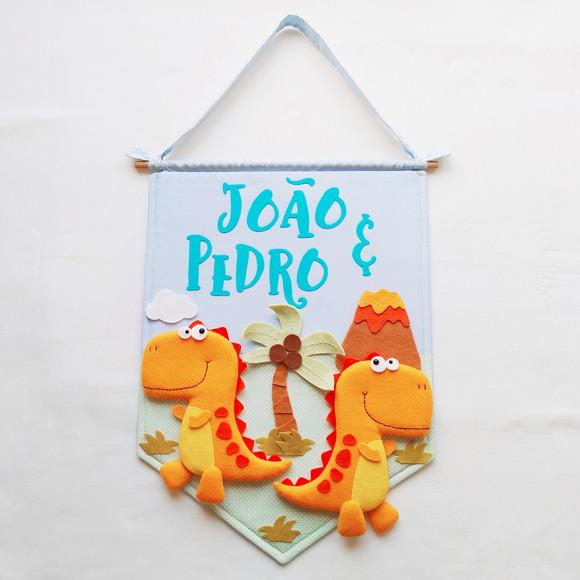 Flâmula Porta de Maternidade Dinos Irmãos - João e Pedro