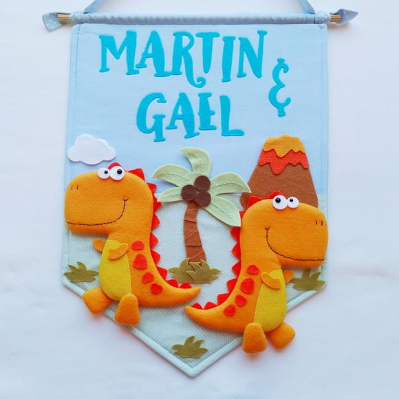 Flâmula Porta de Maternidade Dinos Irmãos - Martin e Gael
