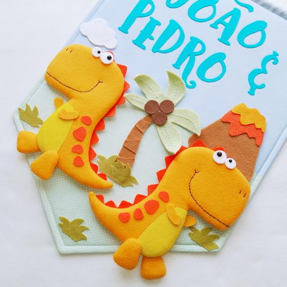 Flâmula Porta de Maternidade Dinos Irmãos - João e Pedro