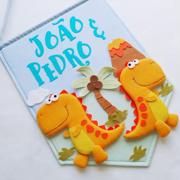 Flâmula Porta de Maternidade Dinos Irmãos - João e Pedro